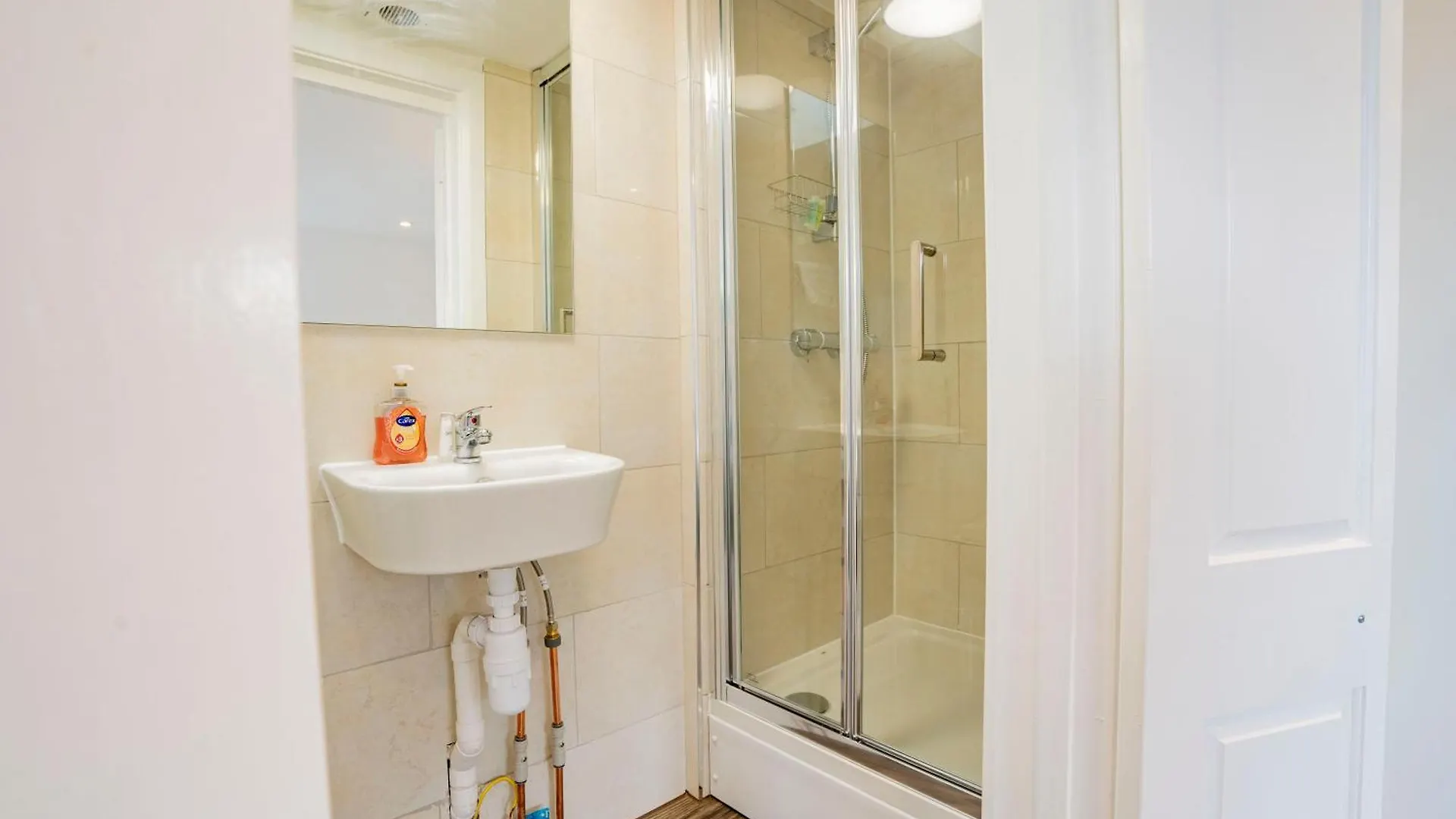 Apartamento Stylish Uxbridge 3 Bed Flat